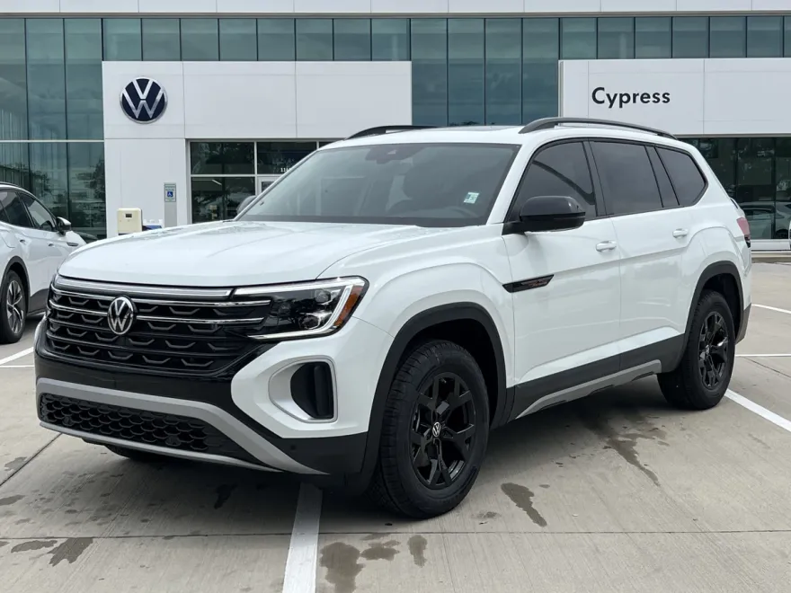 2025 Volkswagen Atlas SE Technology Peak Edition photo 1