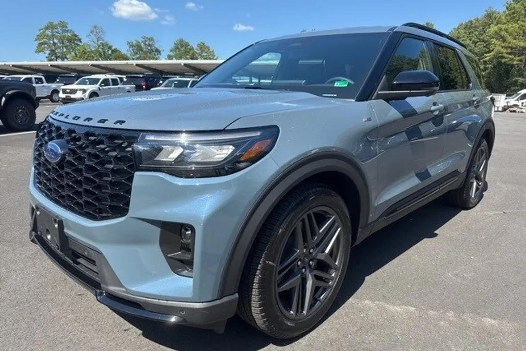 2025 Ford Explorer ST-Line photo 1