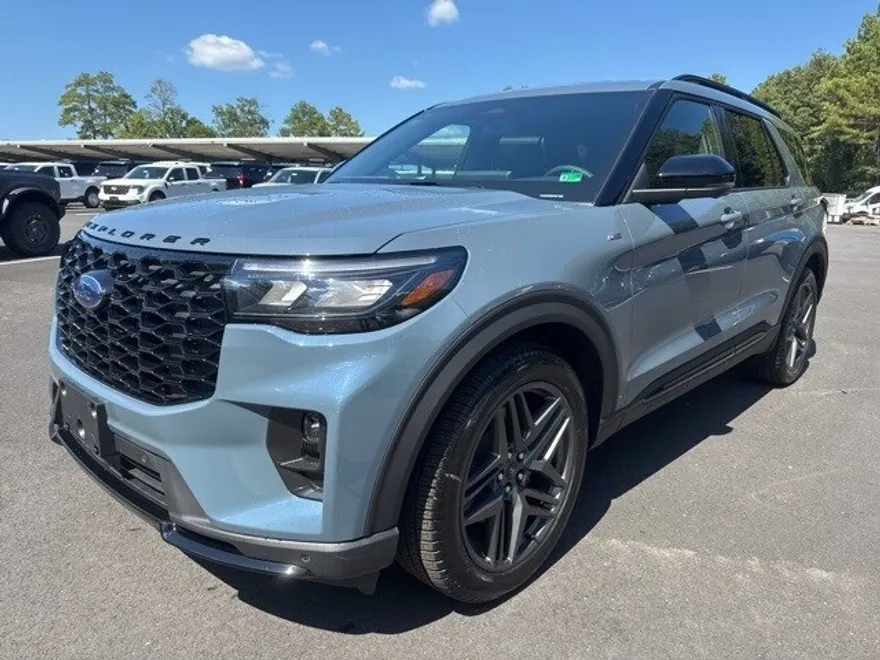 2025 Ford Explorer ST-Line photo 1