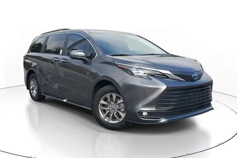 2025 Toyota Sienna XLE photo 1