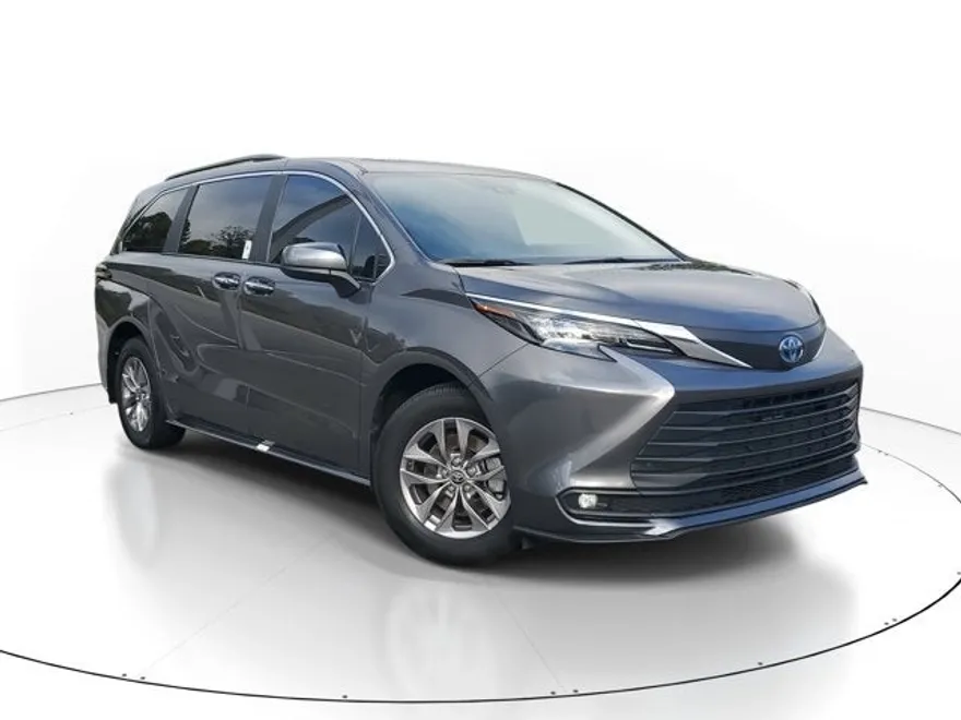 2025 Toyota Sienna XLE photo 1