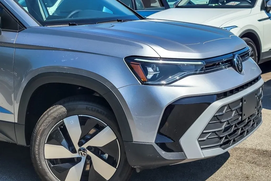 2025 Volkswagen Taos S photo 1