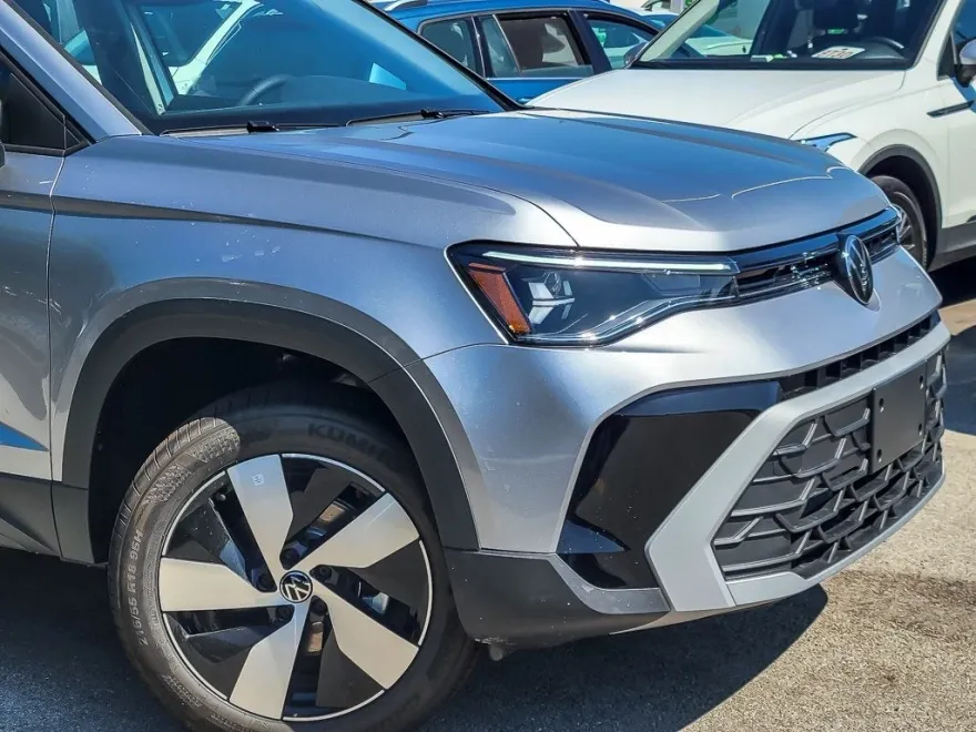 2025 Volkswagen Taos S photo 1
