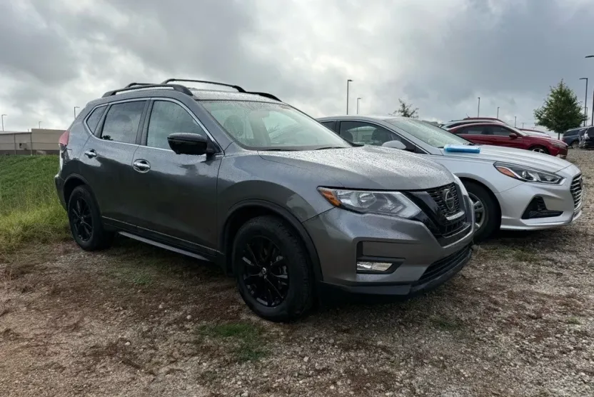 2018 Nissan Rogue SV photo 1