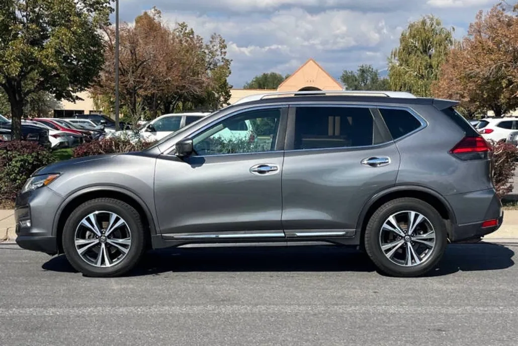 2017 Nissan Rogue SL photo 1