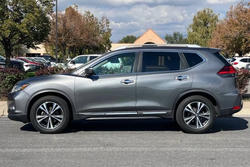 2017 Nissan Rogue SL photo 1