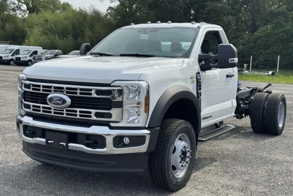 2025 Ford F-600 photo 1