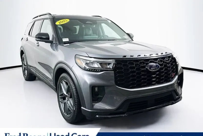 2025 Ford Explorer ST photo 1