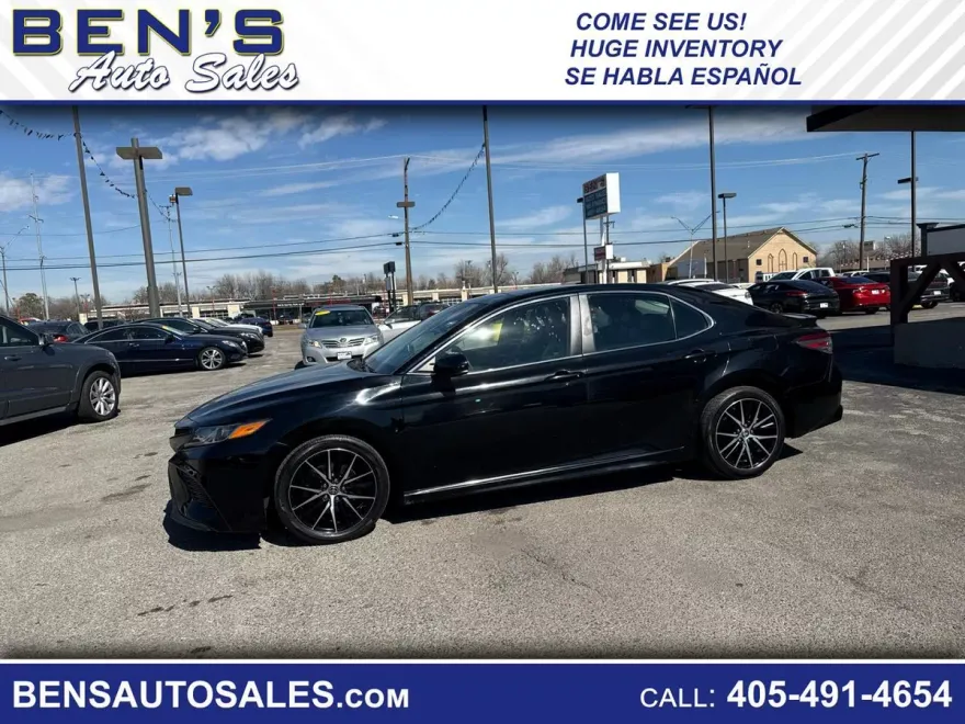 2018 Toyota Camry SE photo 1