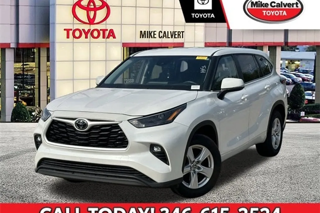 2024 Toyota Highlander LE photo 1