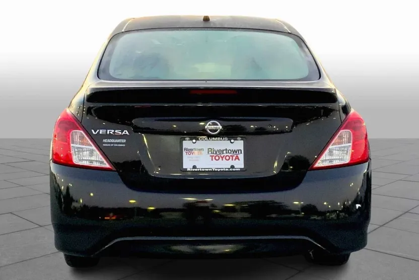 2018 Nissan Versa 1.6 S photo 1