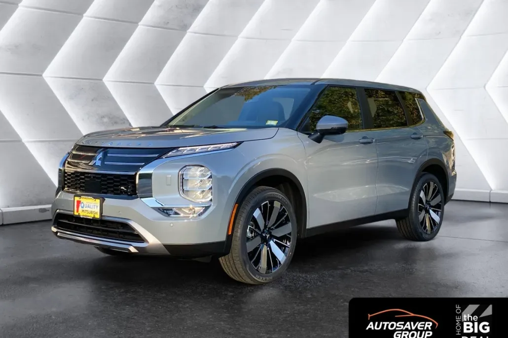 2025 Mitsubishi Outlander SE photo 1