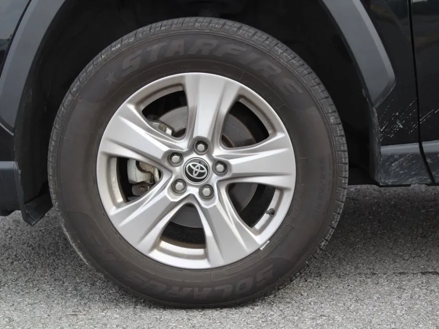 2022 Toyota RAV4 XLE photo 2