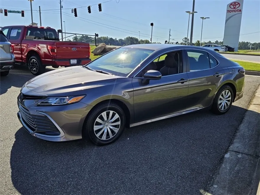 2023 Toyota Camry Hybrid LE photo 1