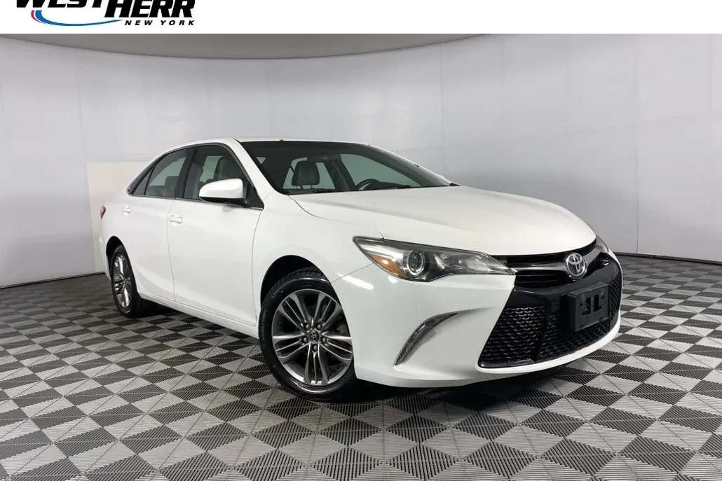 2015 Toyota Camry SE photo 1