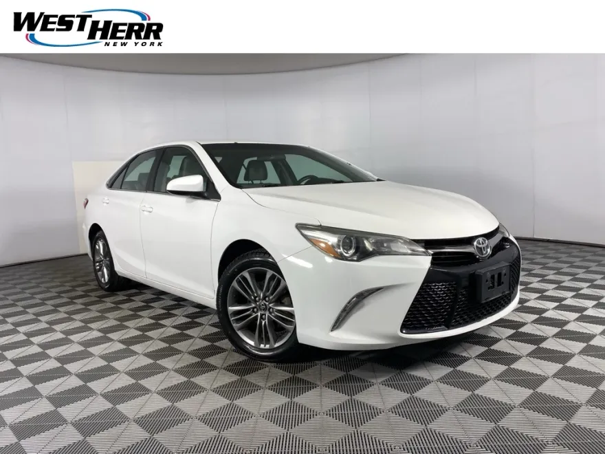 2015 Toyota Camry SE photo 1