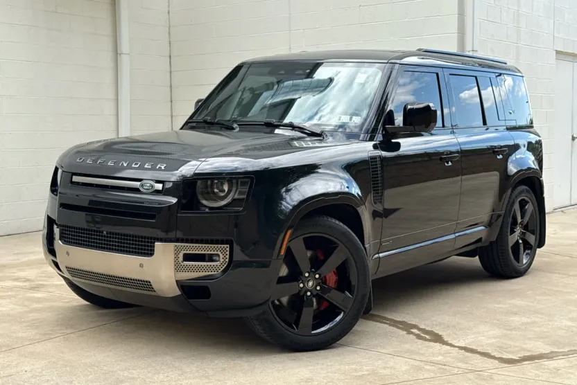 2023 Land Rover Defender 110 photo 1