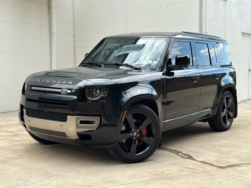 2023 Land Rover Defender 110 photo 1