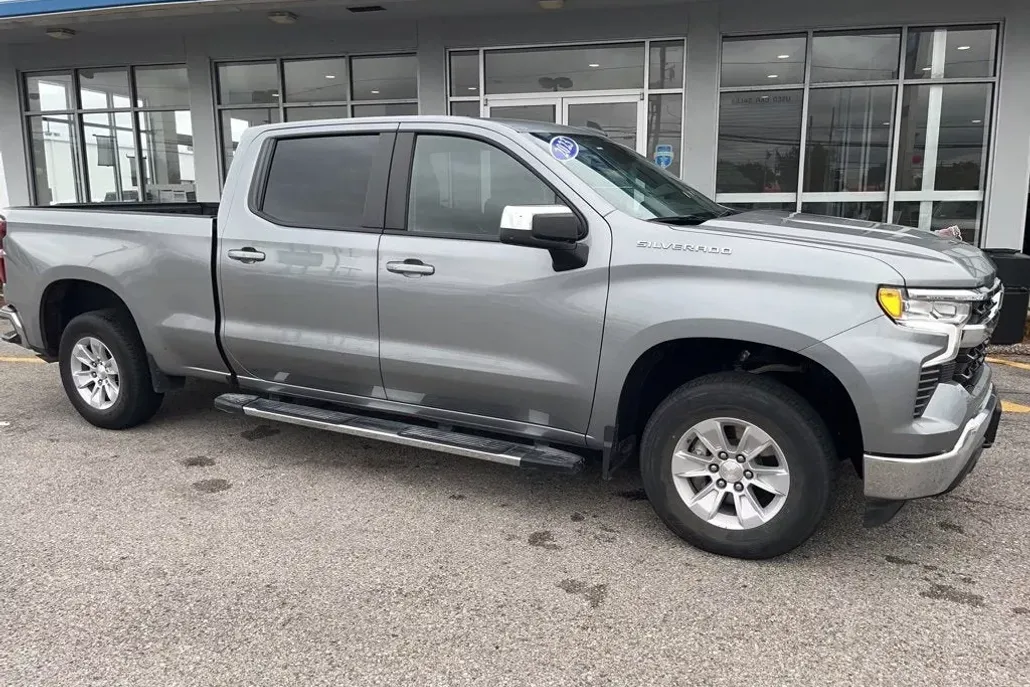 2023 Chevrolet Silverado 1500 LT photo 1