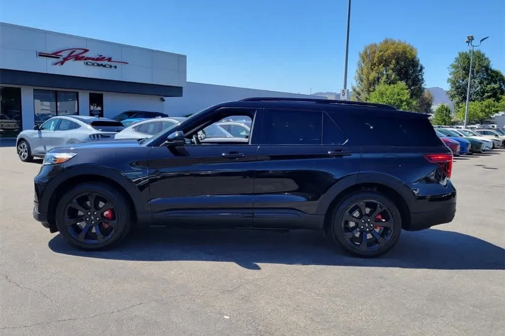 2022 Ford Explorer ST photo 1