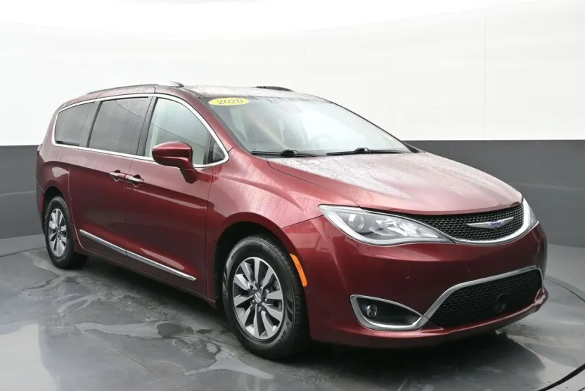 2020 Chrysler Pacifica Touring Plus photo 1