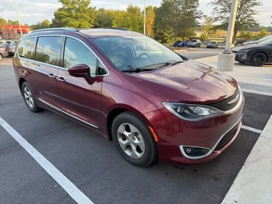 2017 Chrysler Pacifica Touring Plus photo 1