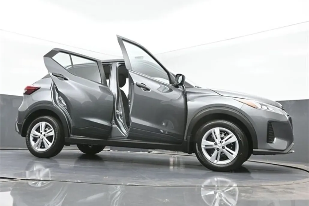 2025 Nissan Kicks Play S photo 1