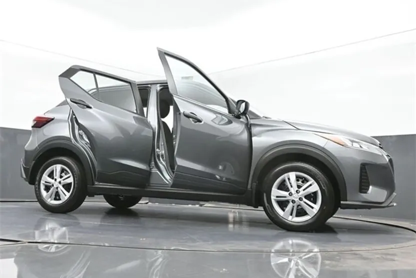 2025 Nissan Kicks Play S photo 1