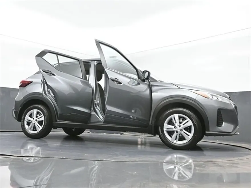 2025 Nissan Kicks Play S photo 1