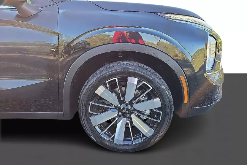 2025 Mitsubishi Outlander SE photo 1