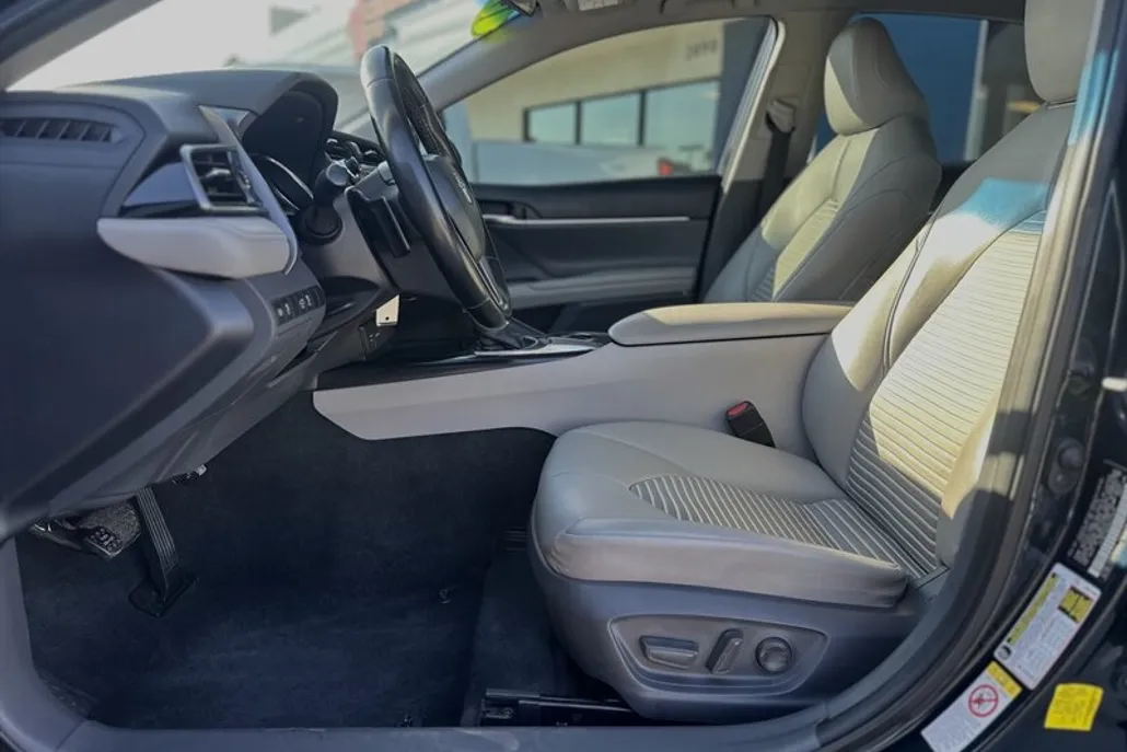 2019 Toyota Camry SE XLE photo 1