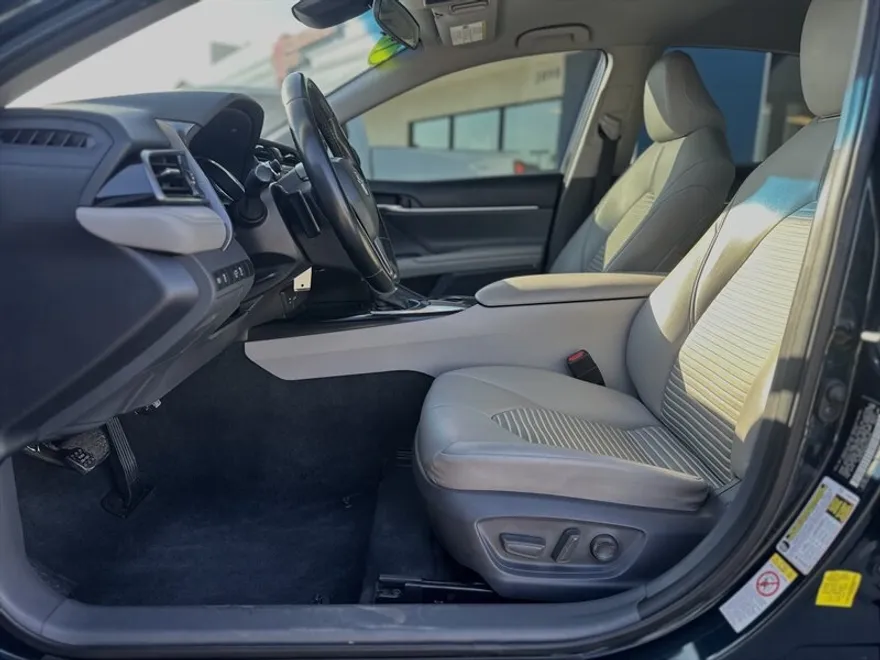 2019 Toyota Camry SE XLE photo 1