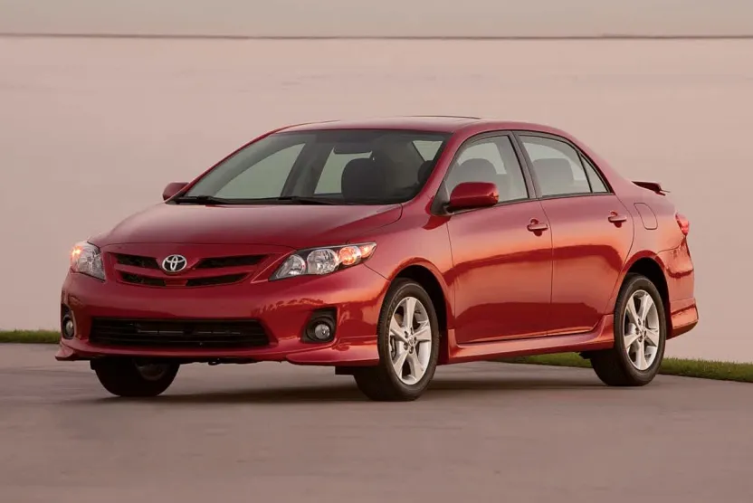 2013 Toyota Corolla LE photo 1