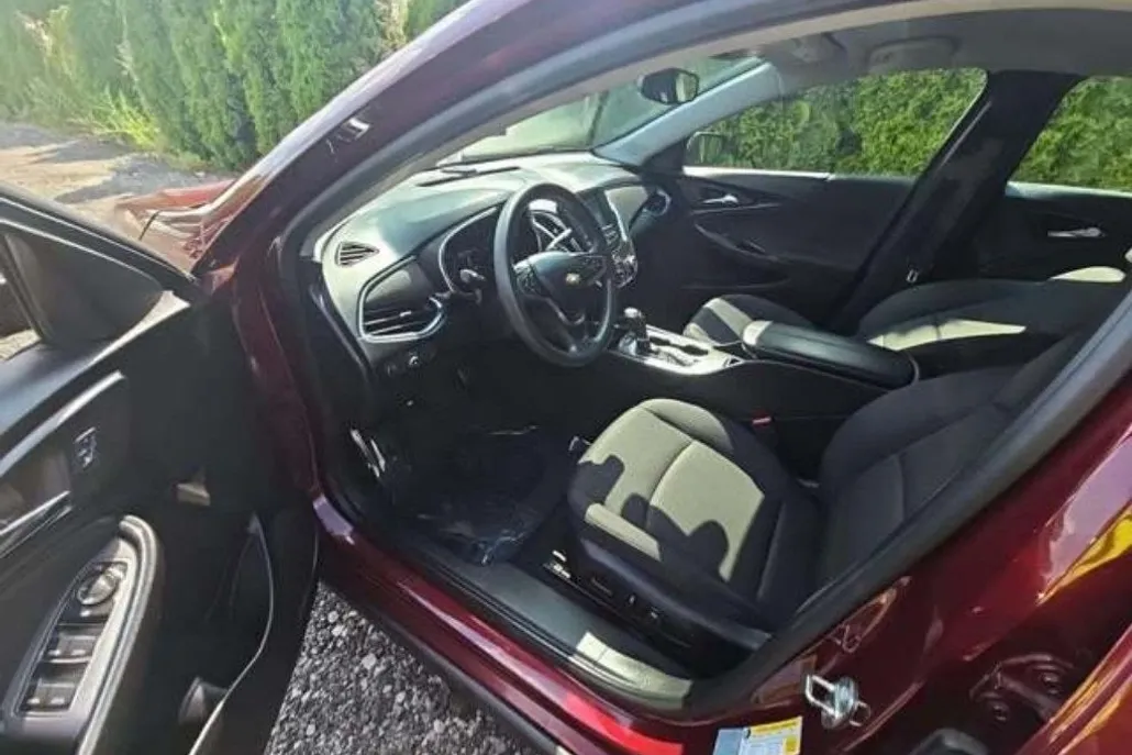 2016 Chevrolet Malibu 1LT photo 1