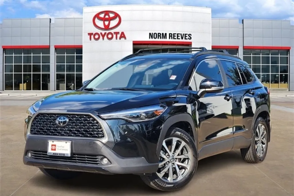 2023 Toyota Corolla Cross XLE photo 1
