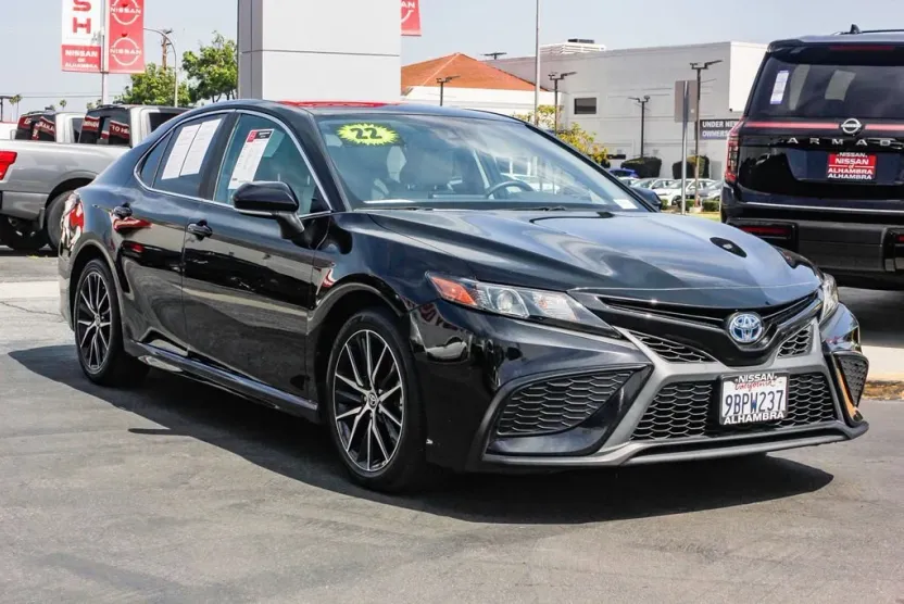 2022 Toyota Camry Hybrid SE photo 1
