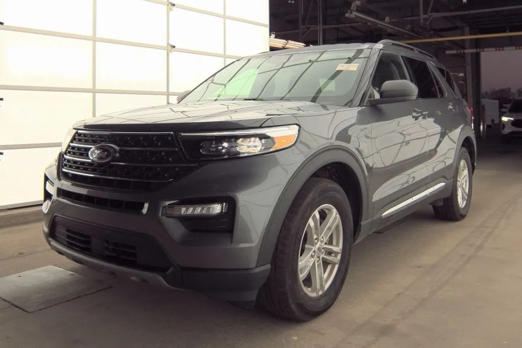2023 Ford Explorer XLT photo 1