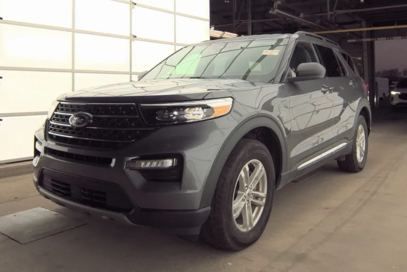 2023 Ford Explorer XLT photo 1