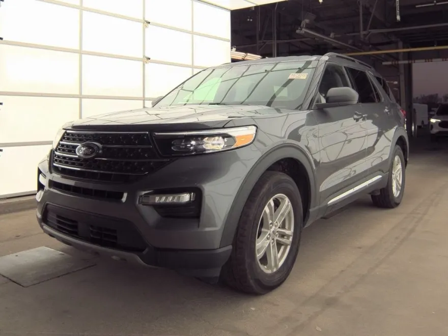2023 Ford Explorer XLT photo 1