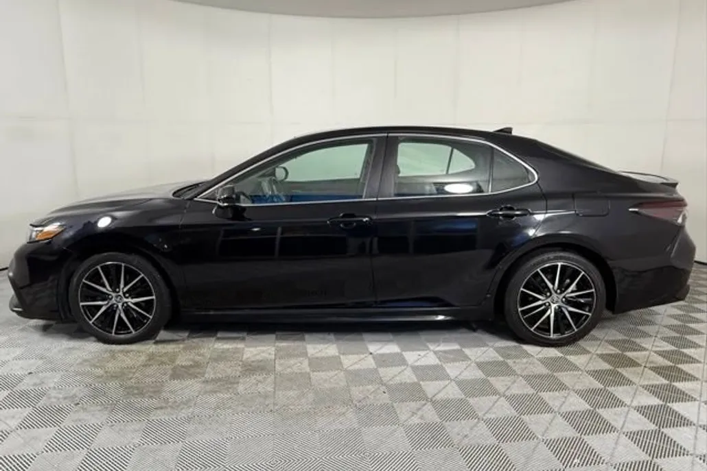 2021 Toyota Camry SE photo 1