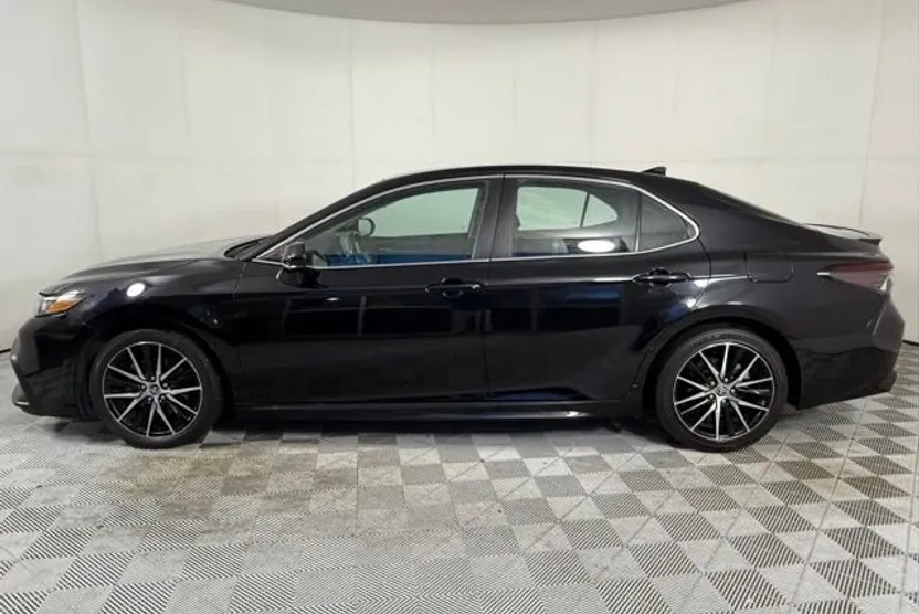 2021 Toyota Camry SE photo 1