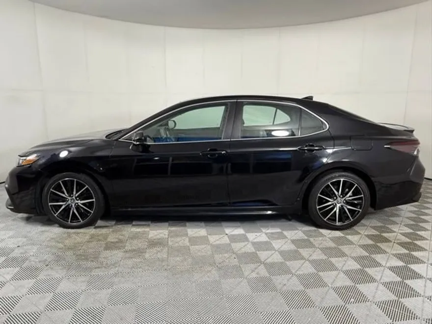 2021 Toyota Camry SE photo 1