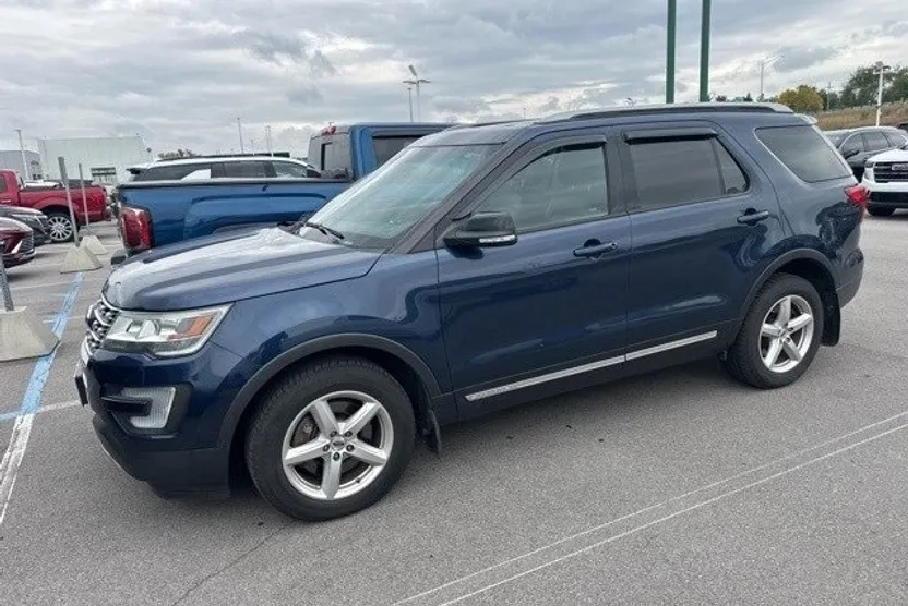 2016 Ford Explorer XLT photo 1