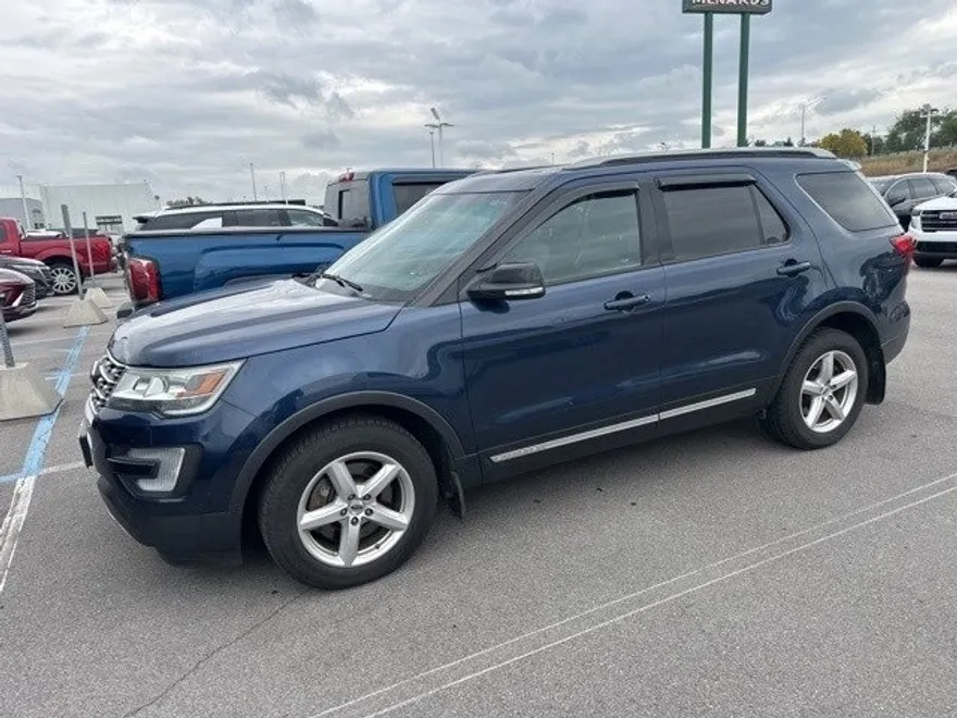 2016 Ford Explorer XLT photo 1