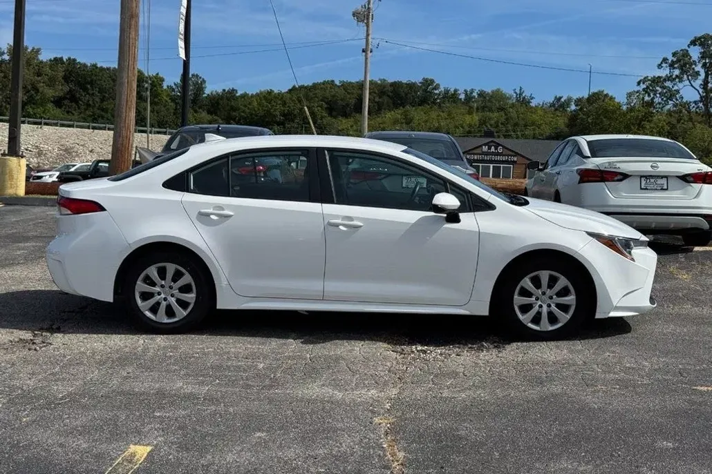 2022 Toyota Corolla LE photo 1