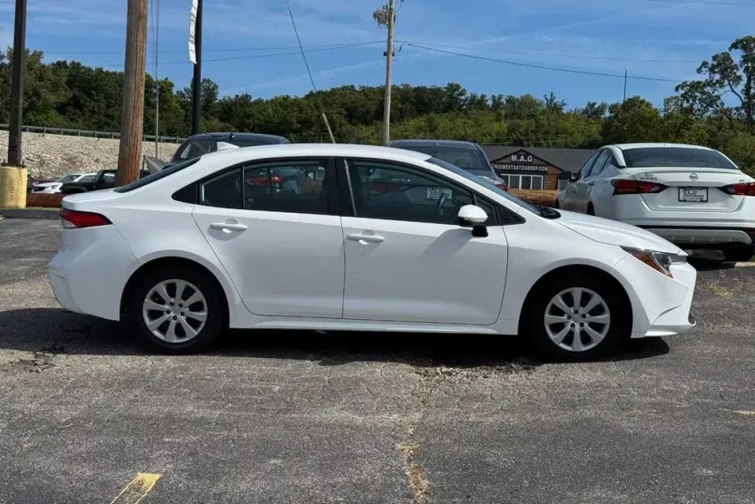 2022 Toyota Corolla LE photo 1