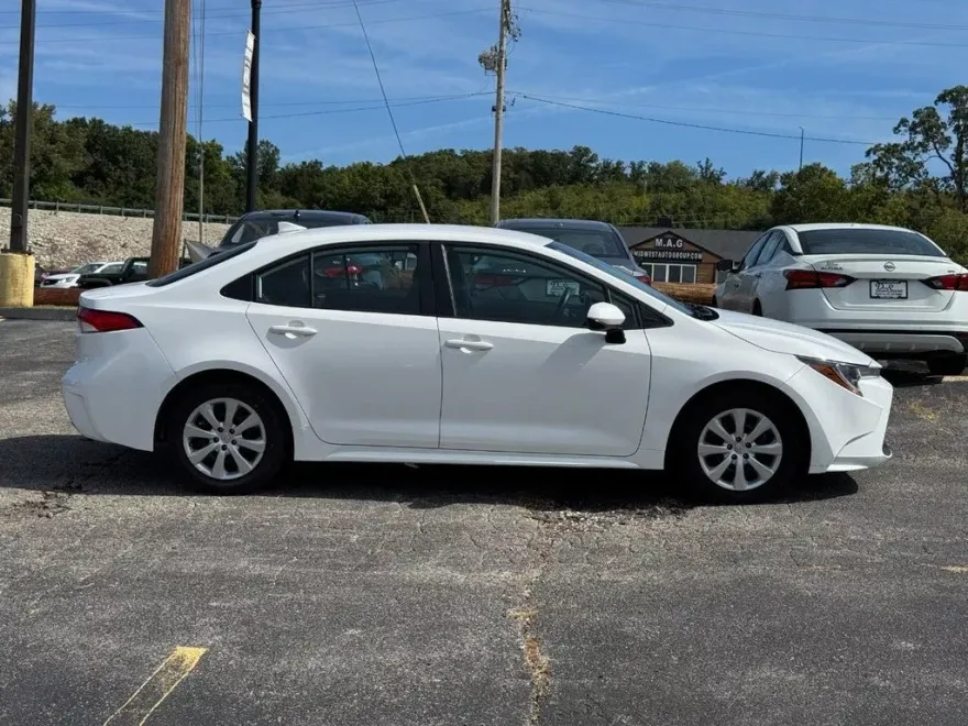 2022 Toyota Corolla LE photo 1