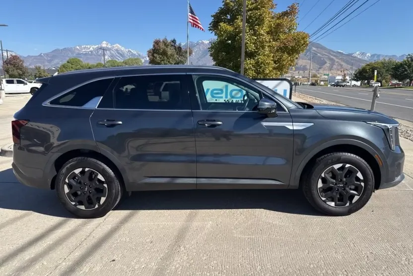 2024 Kia Sorento S photo 1