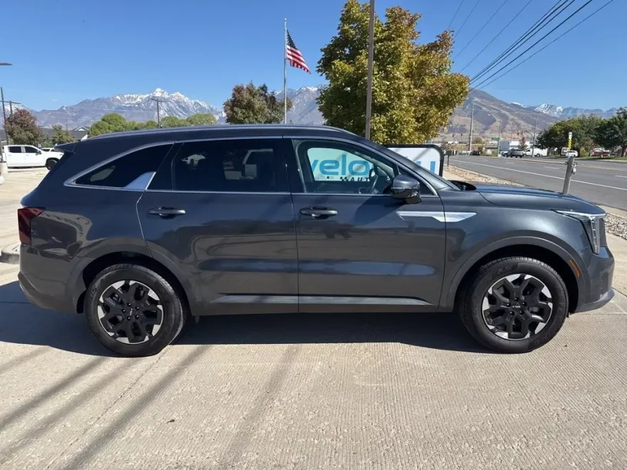 2024 Kia Sorento S photo 1
