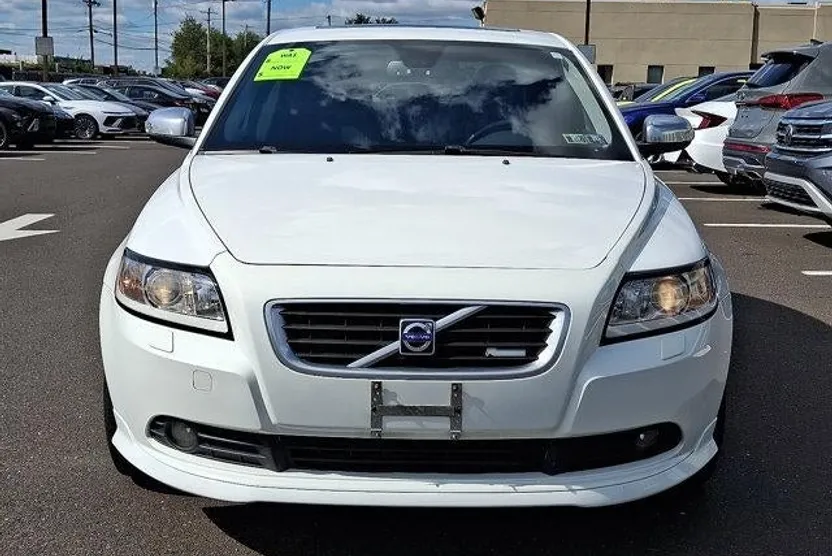 2010 Volvo S40 T5 R-Design AWD photo 1